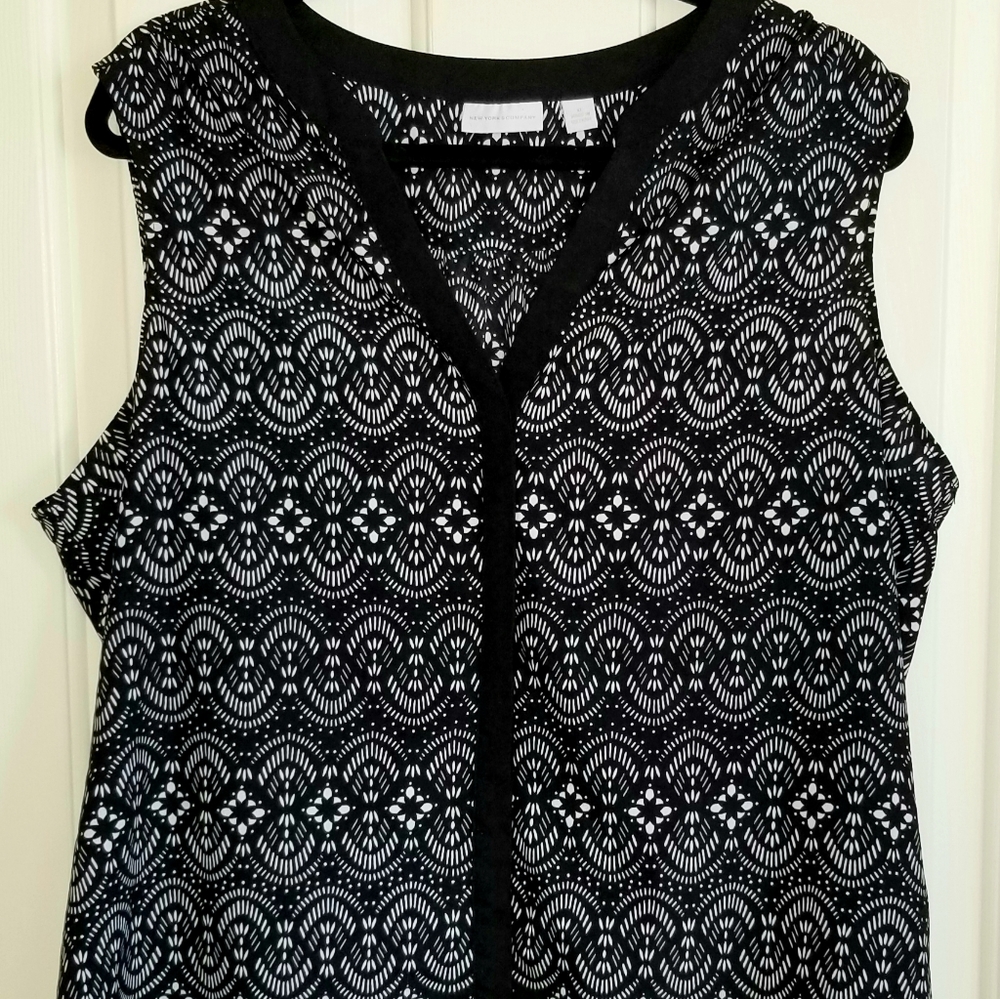 NewYork&Co Sleeveless Button Blouse Black & White